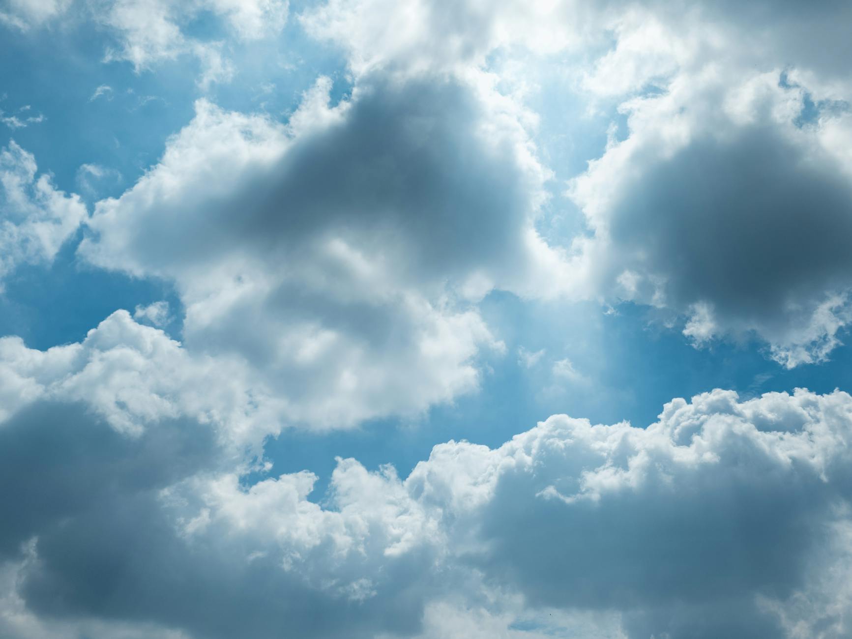 Białe chmury unoszące się na jasnoniebieskim, pogodnym niebie