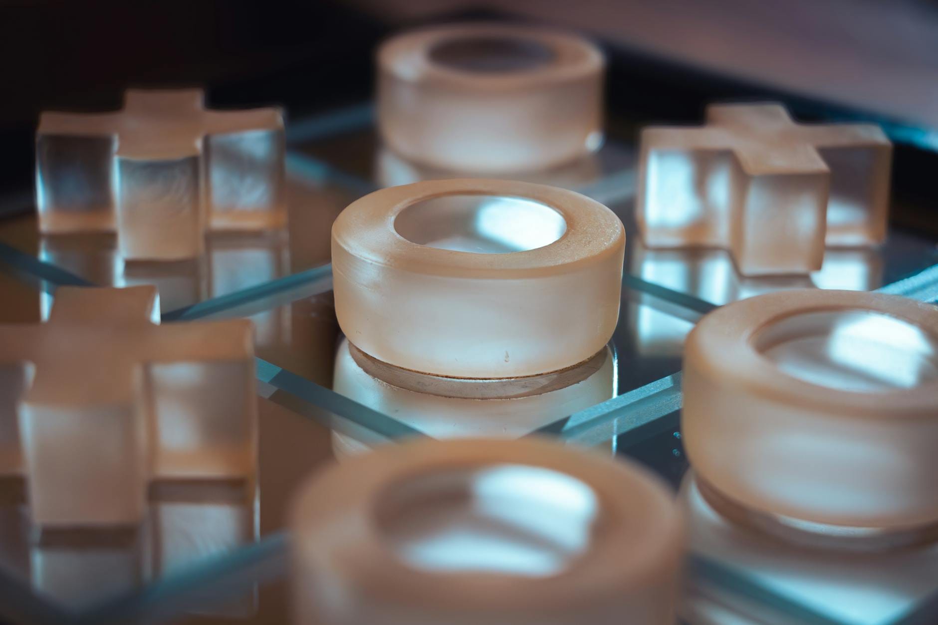 Szklana plansza kółko i krzyżyk symbolizująca system matchmakingu