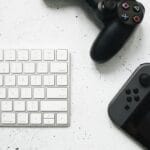 Bezprzewodowa klawiatura i gamepady na jasnym blacie marmurowym