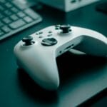 Biały kontroler do gier na biurku, symbol sterowania w MMO na konsoli