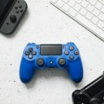 Gamepady i klawiatura z myszą rozłożone na białym tle