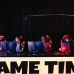 Grupa graczy na turnieju e-sportowym przy komputerach