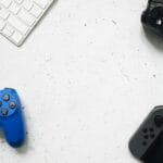 Pady i klawiatura do grania w MMO ułożone na białym tle