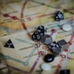 Planszowa mapa fantasy z kolorowymi kośćmi, jak taktyczna gra RPG