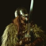Wojownik wiking w zbroi z mieczem jako przykład postaci z MMO