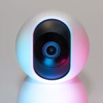 Nowoczesna kamera IP do domowego monitoringu w miękkim oświetleniu