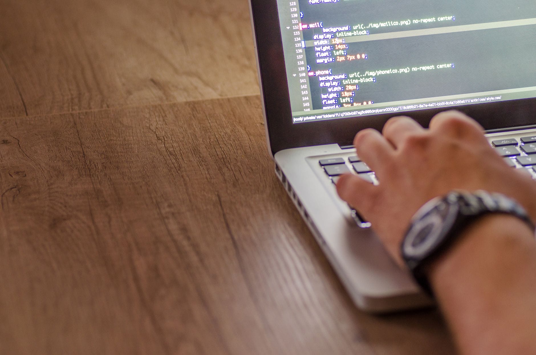 Programista piszący kod na laptopie podczas pracy nad aplikacją Java