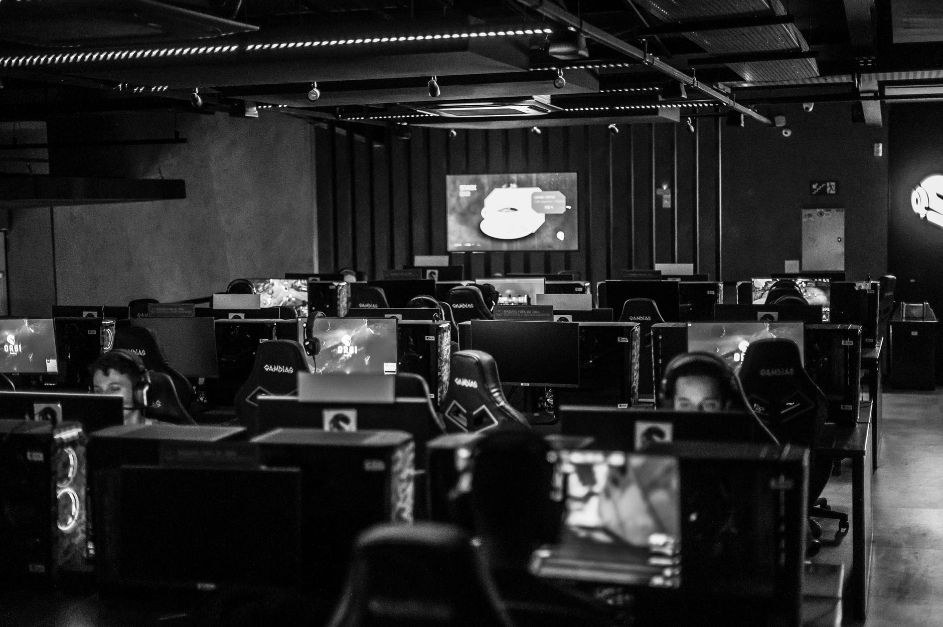 Od gildii do organizacji e‑sportowej jak rozwinąć projekt w MMO