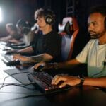 Młodzi gracze rywalizują w turnieju e-sportowym na telefonach