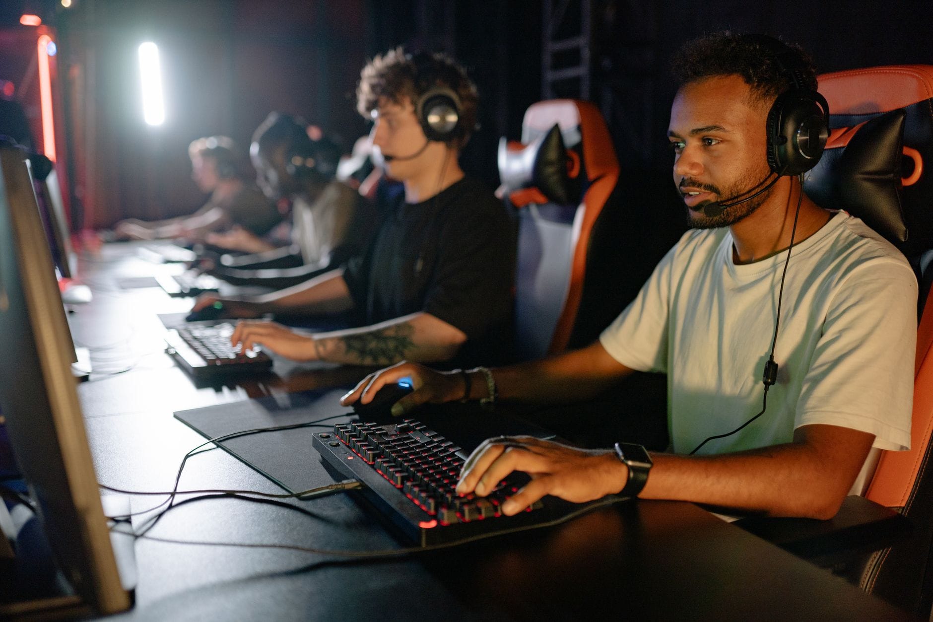 Młodzi gracze rywalizują w turnieju e-sportowym na telefonach