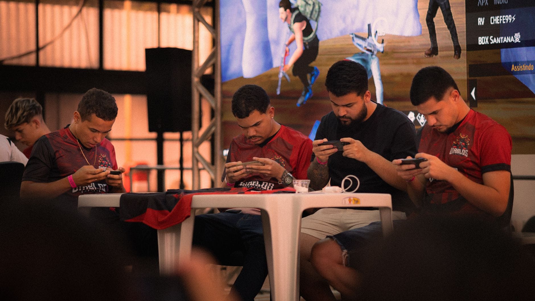 Jak duże patche sezonowe zmieniają e-sportową scenę mobilnych MMO i ligi rankingowe Zawodnicy e-sportowi w skupieniu grają w mobilne MMO na turnieju