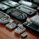 Kolekcja retro konsol przenośnych na drewnianym blacie