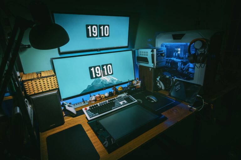 Stanowisko gamingowe z dwoma monitorami i komputerem PC w domowym biurze
